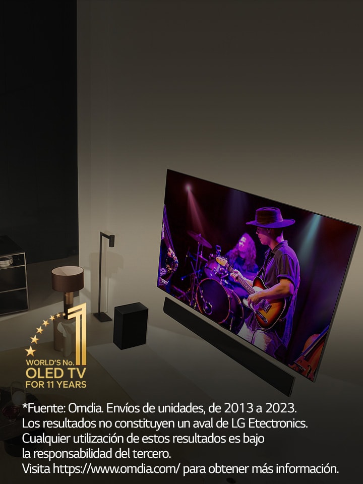 Una perspectiva aérea de un hombre y una mujer que ven un concierto en un gran televisor OLED en un apartamento moderno. El emblema “Televisor OLED número 1 del mundo desde hace 11 años” aparece en la imagen. Aviso legal: “Fuente: Omdia. Envíos de unidades, de 2013 a 2023. Los resultados no constituyen un aval de LG Electronics. Cualquier utilización de estos resultados es bajo la responsabilidad del tercero. Visita https://www.omdia.com/ para obtener más información”.