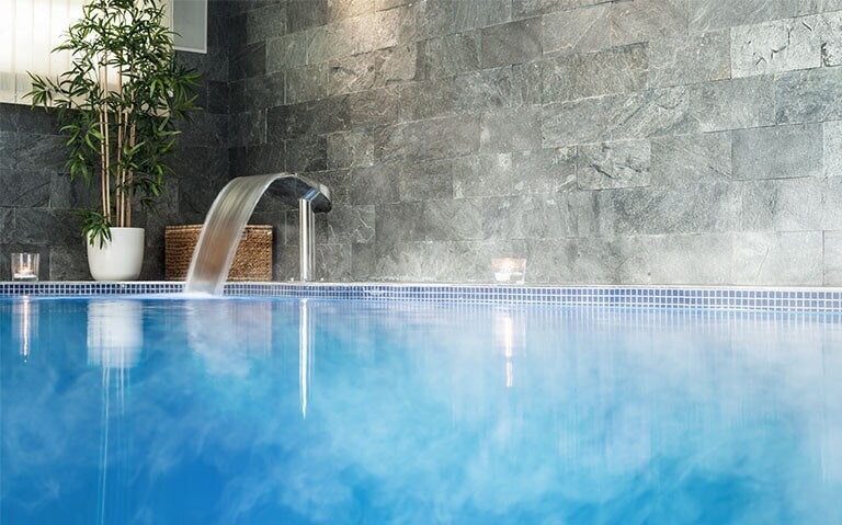 Imagen de un spa de hotel lleno de agua caliente.