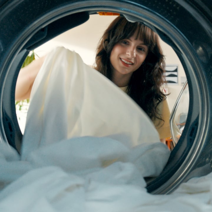 Video de mujer lavando ropa de cama