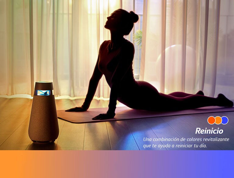Una mujer está haciendo yoga con el modo Naturaleza de XO3