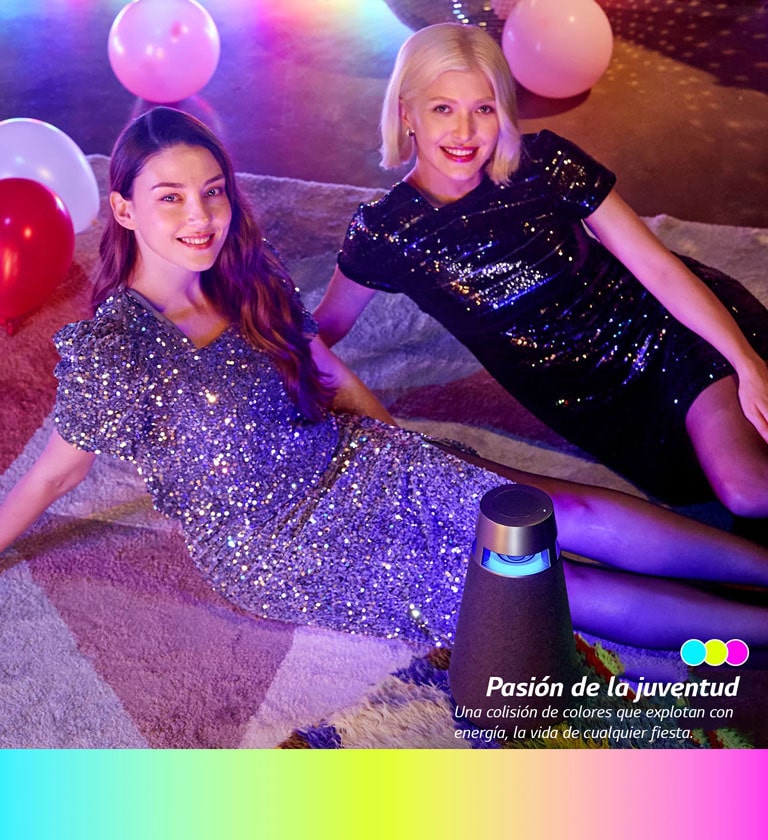 Dos mujeres sentadas en el suelo y sonriendo en la fiesta con el modo Fiesta de XO3