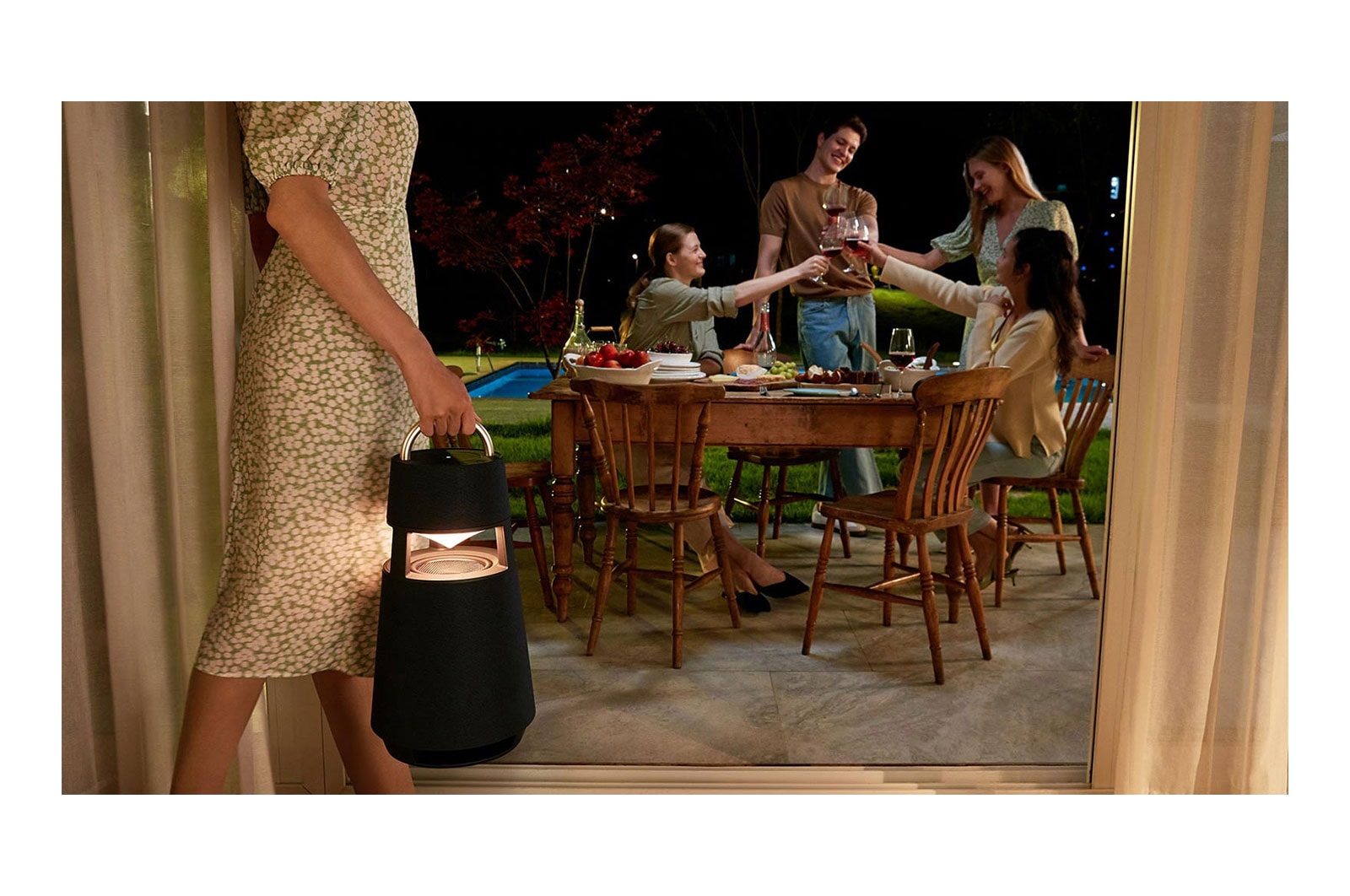 LG XBOOM 360 RP4 Altavoz Bluetooth inalámbrico portátil con sonido omnidireccional 360˚ e iluminación ambiental, RP4