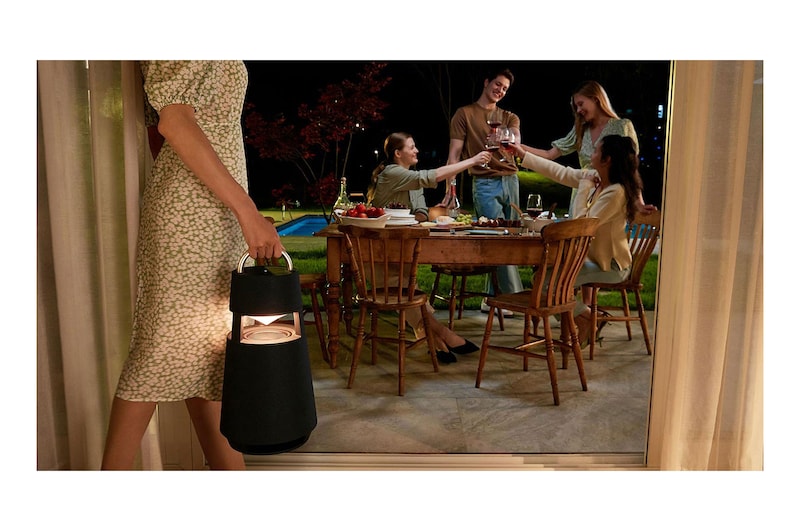 LG XBOOM 360 RP4 Altavoz Bluetooth inalámbrico portátil con sonido omnidireccional 360˚ e iluminación ambiental, RP4