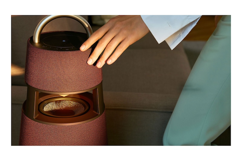 LG XBOOM 360 RP4 Altavoz Bluetooth inalámbrico portátil con sonido omnidireccional 360˚ e iluminación ambiental, RP4