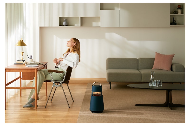 LG XBOOM 360 RP4 Altavoz Bluetooth inalámbrico portátil con sonido omnidireccional 360˚ e iluminación ambiental, RP4