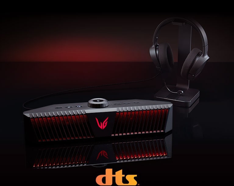 Un altavoz para juegos se coloca en un escritorio negro y hay un auricular colocado justo detrás: un logotipo DTS se coloca en la parte inferior central de la imagen.