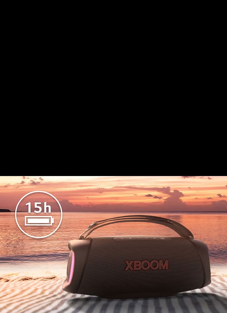 El parlante está situado sobre una toalla de playa. Delante del parlante, aparece la puesta de sol en la playa para ilustrar que este parlante se puede reproducir durante más tiempo.