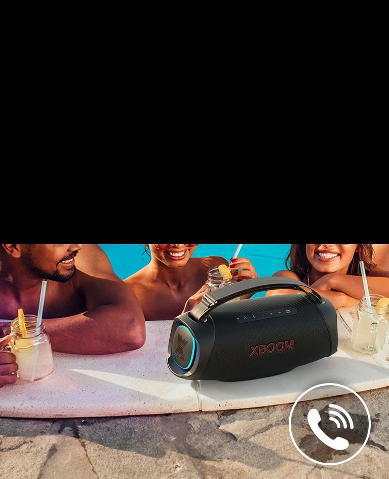 LG XBOOM Go XG8T situado junto a la piscina. Tres personas hablan por el altavoz en la piscina.