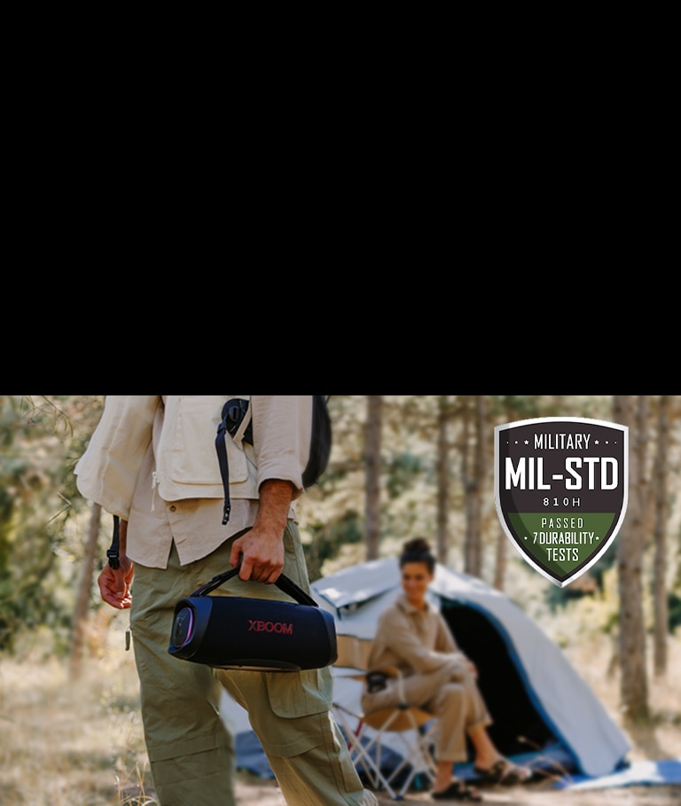 LG XBOOM Go XG8T situado junto a la piscina. Tres personas hablan por el altavoz en la piscina. Debajo de la imagen aparecen siete iconos que demuestran que el parlante XG8T ha superado las pruebas de calidad militar.
