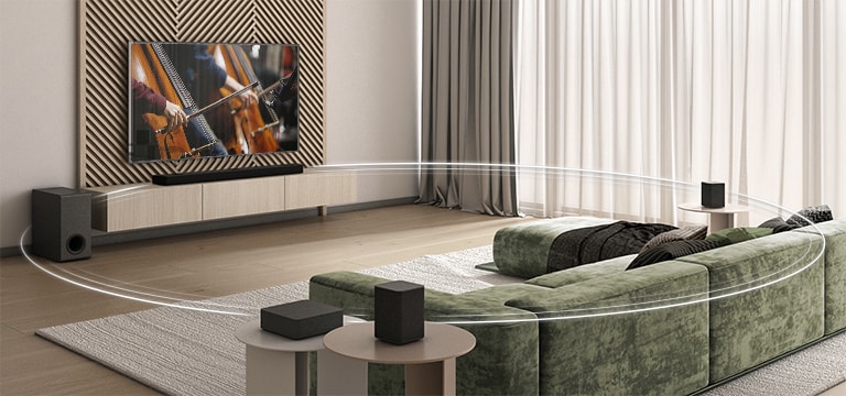 Hay pantallas de televisores, dos violonchelos en la pantalla, una barra de sonido, un altavoz de subgraves y 2 altavoces traseros en una amplia sala de estar. Un gráfico circular conecta la barra de sonido LG, el altavoz de subgraves y 2 altavoces traseros.