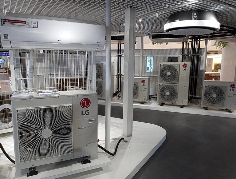 Hay varias unidades exteriores e interiores en exhibición en el interior
