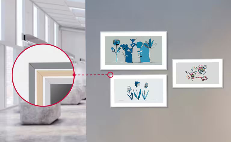 Aparecen tres UHD Signage instaladas en una pared de tonos grises, con diferentes obras de arte en cada una de ellas, que dan la impresión de ser cuadros enmarcados. En armonía con el interior en tonos blancos y grises, las UH5N-E cuentan con marcos blancos de Art Frames. Al costado izquierdo aparece una imagen detallada que muestra tres tipos de accesorios de marco en gris, madera y blanco.