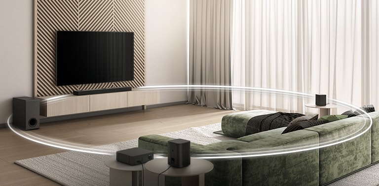 Hay pantallas de televisores, dos violonchelos en la pantalla, una barra de sonido, un altavoz de subgraves y 2 altavoces traseros en una amplia sala de estar. Un gráfico circular conecta la barra de sonido LG, el altavoz de subgraves y 2 altavoces traseros.
