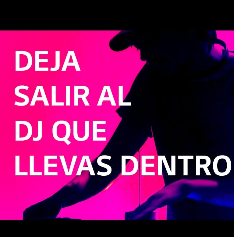 Un hombre hace girar la mesa del DJ.