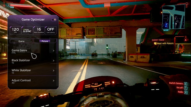 Imagen POV de un hombre en motocicleta en un juego. La ventana emergente del optimizador de juegos se muestra a la izquierda, el mouse hace clic sobre género del juego y el género camina a RPG.