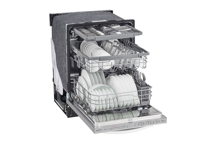 Vista frontal lateral izquierda puerta abierta y loza de lavavajillas LG LDTS5552S - QuadWash