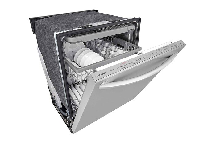 Vista frontal lateral izquierda puerta medio abierta con loza de lavavajillas LG LDTS5552S - QuadWash