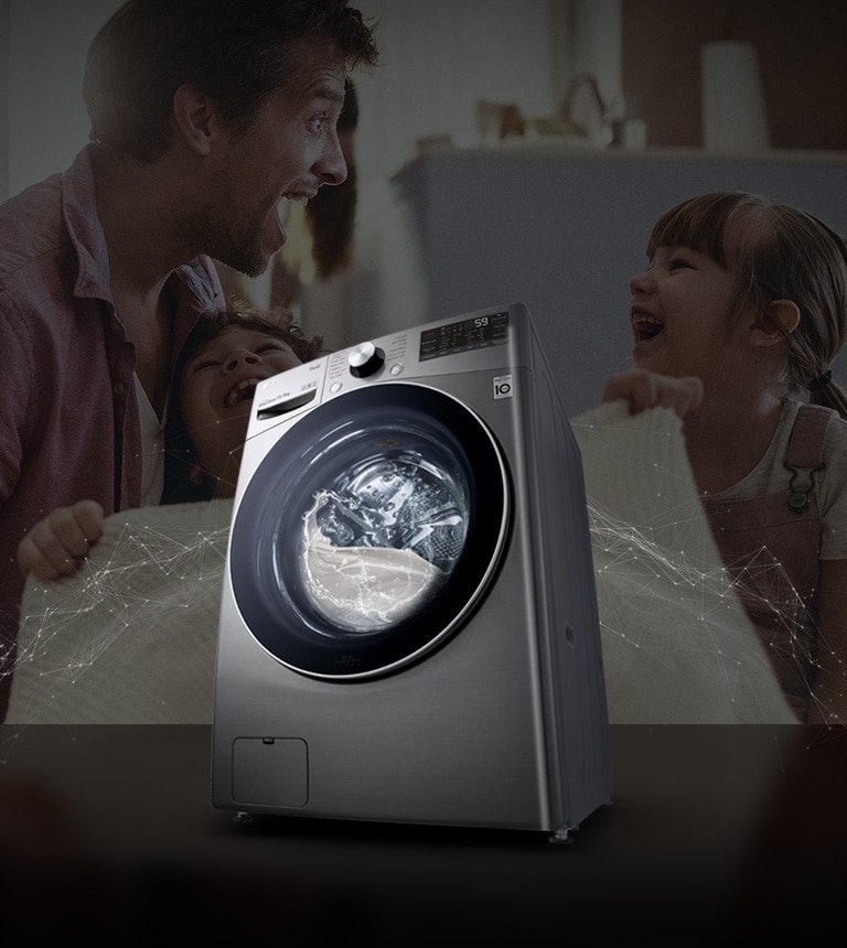 Padre e hija sonrientes con Lava-Secadora LG en primer plano.