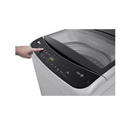 Lavadora LG WT18DV6, panel de control con mano presionando botón.