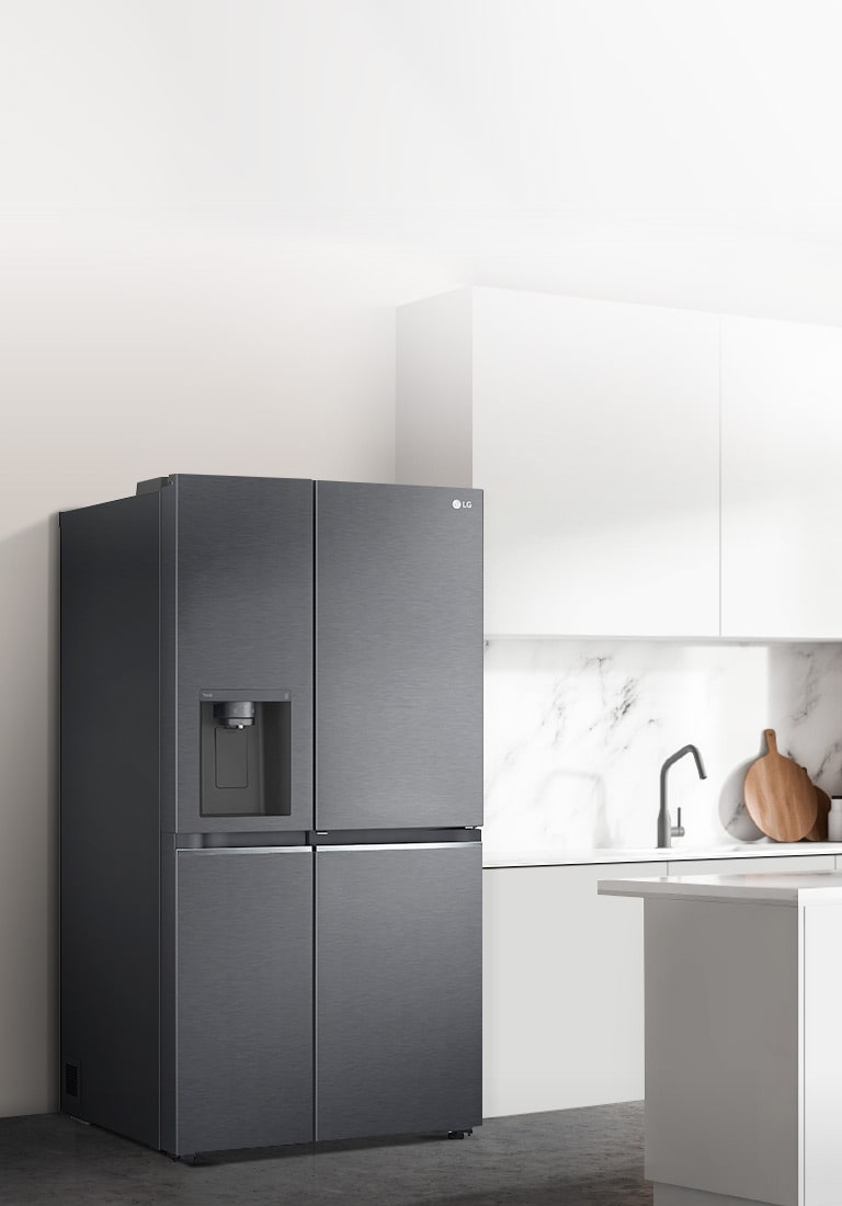 Vista lateral de una cocina con un refrigerador InstaView negro instalado.