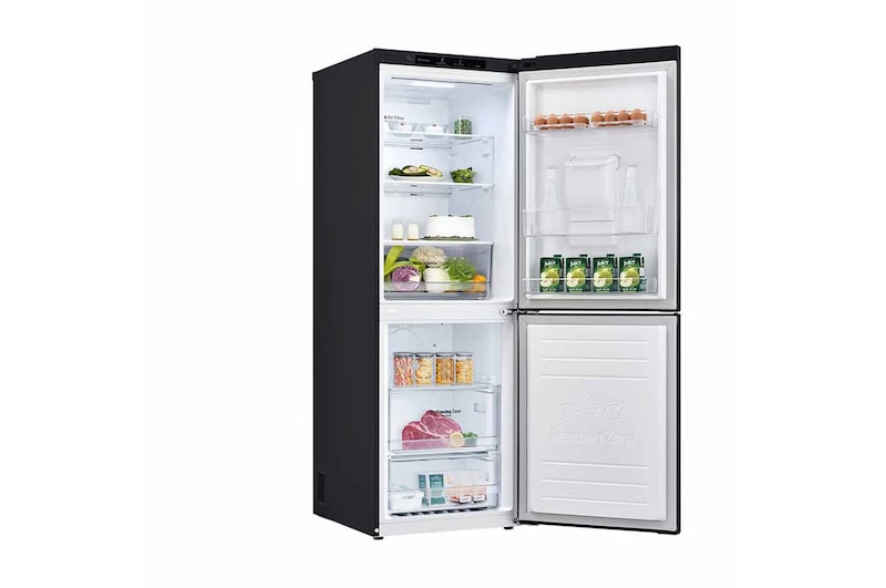 Puerta de la nevera LG negra mate abierta mostrando estantes