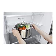 LG Nevera Tipo Europeo almacenando una olla en el interior