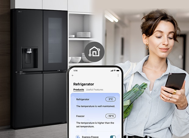 La imagen de la derecha muestra a una mujer con una canasta de compras mirando su teléfono celular. La imagen de la izquierda  muestra la vista frontal del refrigerador. En el centro de las imágenes hay un icono que muestra la conectividad entre el teléfono y el refrigerador.