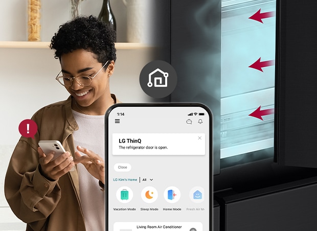 La imagen de la izquierda muestra a la mujer mirando el dispositivo movil. La imagen de la derecha muestra que la puerta del  refrigerador se ha dejado abierta. En primer plano de las dos imágenes está la pantalla del teléfono, que muestra las notificaciones de la app LG ThinQ y el icono de Wi-Fi encima del teléfono.