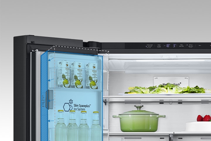 En el interior del refrigerador, destaca en azul una esbelta máquina de hielo de interior y el refrigerador está lleno de ingredientes