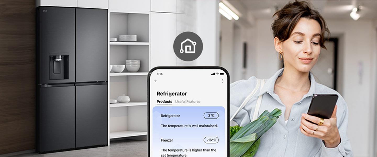 La imagen de la derecha muestra a una mujer con una canasta de compras mirando su teléfono celular.  La imagen de la izquierda muestra la vista frontal del refrigerador. En el centro de las imágenes hay un icono que muestra la conectividad entre el teléfono y el refrigerador.