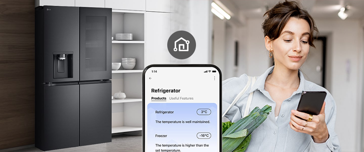 La imagen de la derecha muestra a una mujer con una canasta de compras mirando su teléfono celular. La imagen de la izquierda muestra  la vista frontal del refrigerador. En el centro de las imágenes hay un icono que muestra la conectividad entre el teléfono y el refrigerador.