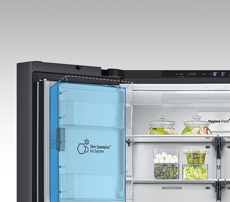 En el interior del refrigerador, destaca en azul una esbelta máquina de hielo de interior y el refrigerador está lleno de ingredientes