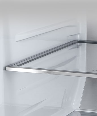 Vista diagonal de la estantería con paneles metálicos del interior del refrigerador.