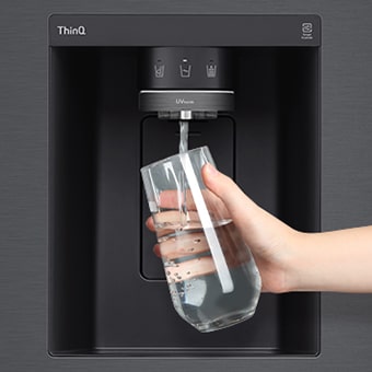 Obtener agua en un vaso de un purificador de agua del refrigerador