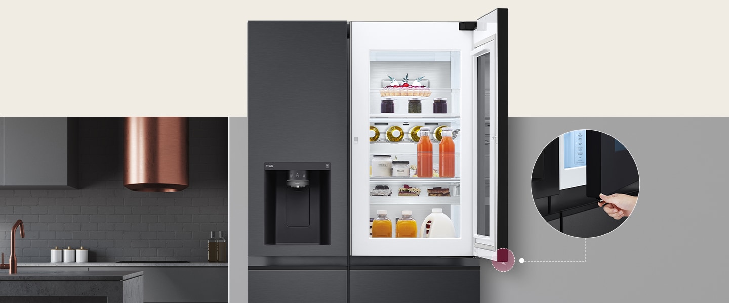 Vista frontal de un refrigerador InstaView negro. La puerta del refrigerador está abierta. Hay una pequeña pantalla que explica dónde está un botón de apertura oculto para abrir la puerta.