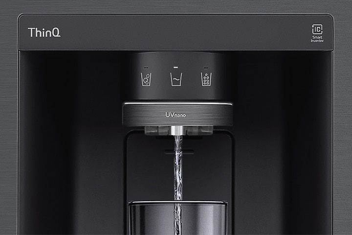 El agua sale del purificador de agua y cae en la taza