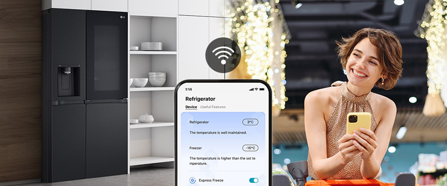 "La imagen de la derecha muestra a una mujer de pie en un supermercado mirando su celular. La imagen de la izquierda muestra la vista frontal del refrigerador. En el centro de las imágenes hay un icono que muestra la conectividad entre el teléfono y el refrigerador."