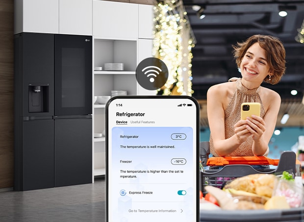 La imagen de la derecha muestra a una mujer de pie en un supermercado mirando su celular. La imagen de la izquierda muestra la vista frontal del refrigerador. En el centro de las imágenes hay un icono que muestra la conectividad entre el teléfono y el refrigerador.