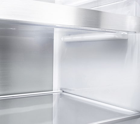 Vista diagonal de la estantería con paneles metálicos del interior del refrigerador.