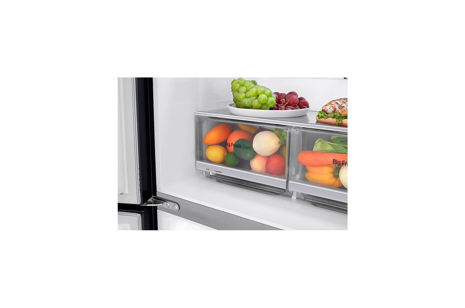 Vista bandejas de almacenamiento interior con alimentos Nevecón LG LM57SXT InstaView
