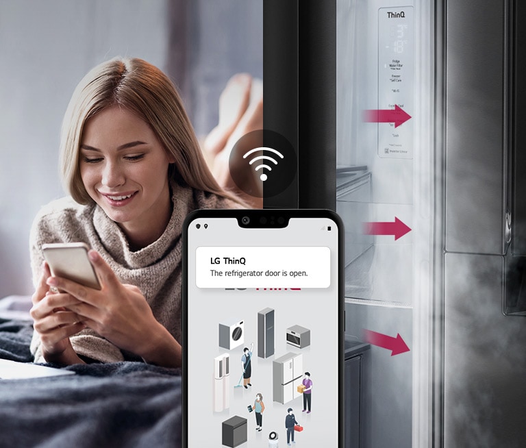 En una de las imágenes, una mujer está tumbada en una cama mirando la pantalla de su teléfono. La segunda imagen muestra que la puerta de la nevera se ha dejado abierta. En el primer plano de las dos imágenes está la pantalla del teléfono que muestra las notificaciones de la app LG ThinQ y el icono de Wifi sobre el teléfono.