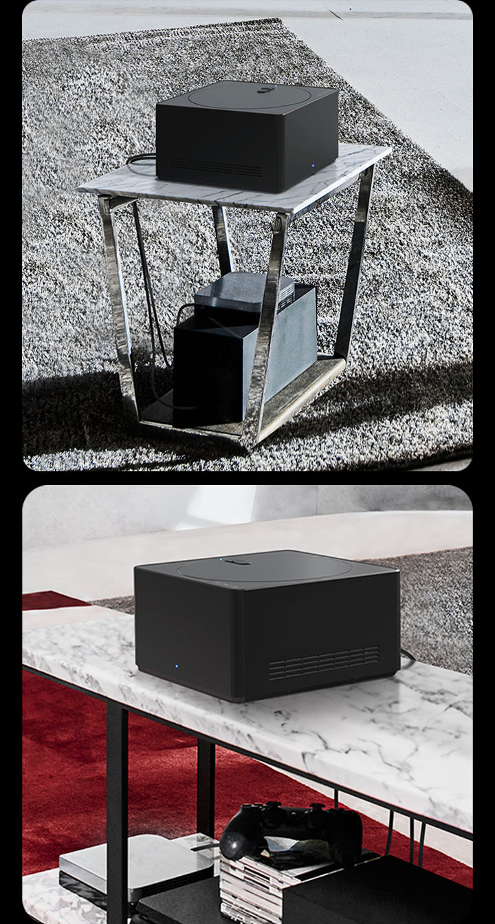 Tres imágenes muestran una Zero Connect Box. La primera muestra un cable conectado a la Zero Connect Box. La segunda muestra una Zero Connect Box encima de una mesa pequeña con dispositivos debajo. La tercera muestra una Zero Connect Box encima de una mesa grande con dispositivos y consolas debajo.