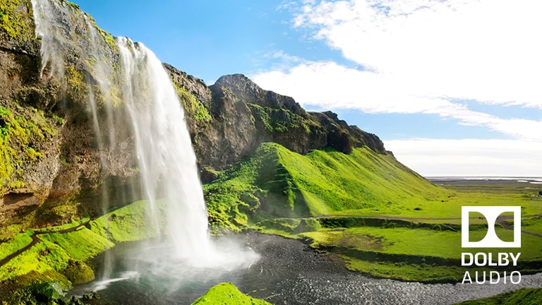 Es una imagen de una cascada con un logotipo de audio Dolby en el lado derecho de la imagen.