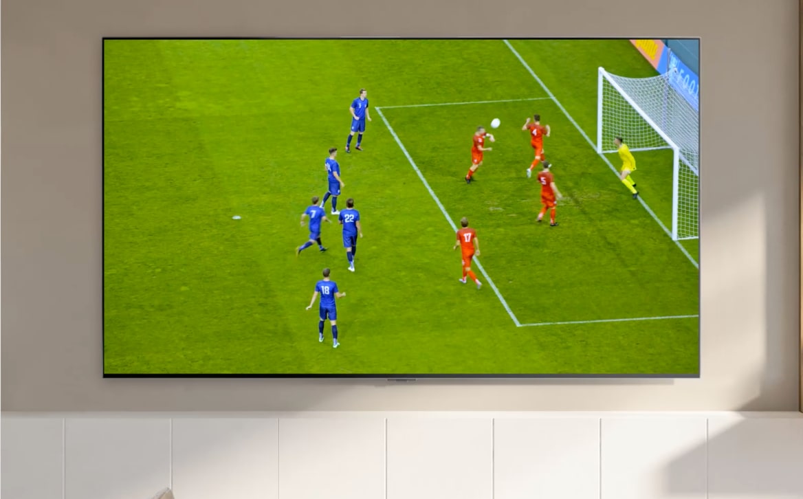 Una pantalla de televisión que muestra un estadio de fútbol y un jugador que marca un gol (reproducir video).