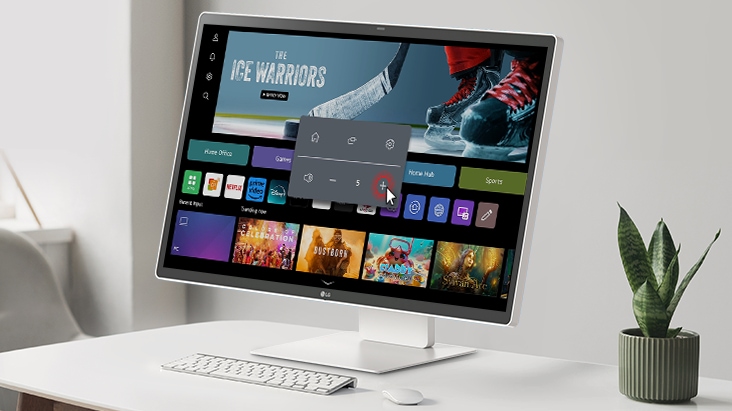 La pantalla del LG Smart Monitor muestra la interfaz webOS y se está subiendo el volumen.