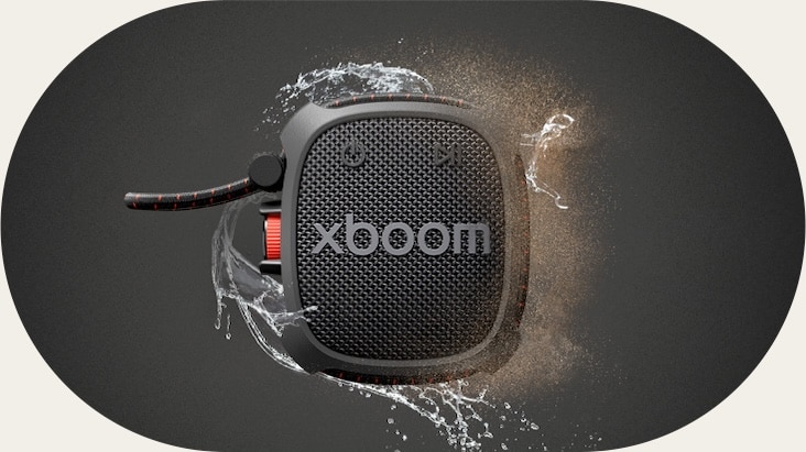 LG XBOOM Rock es un parlante con certificación IP67, resistente al agua y al polvo, diseñado para un uso confiable en exteriores.