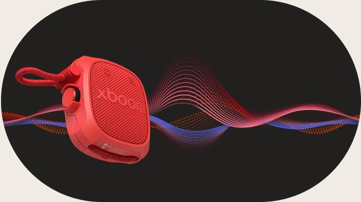 Ondas de sonido virtual rodeando el LG XBOOM Rock, ilustrando una función que expande el campo sonoro para un audio claro en espacios abiertos.