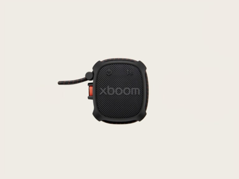 LG XBOOM Rock mostrando su correa all-mount para una fijación segura.