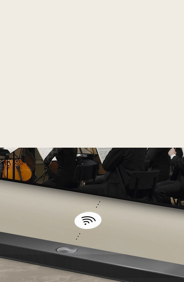 Primer plano de una barra de sonido LG debajo de un televisor LG. Un símbolo de conectividad entre la barra de sonido LG y el televisor LG muestra el funcionamiento inalámbrico de WOWCAST.