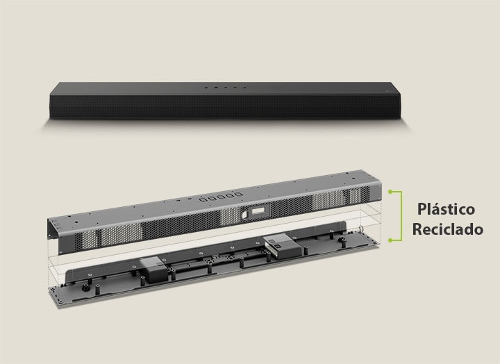 Se muestra una perspectiva frontal de la barra de sonido por detrás y una representación del marco metálico por delante. Una vista inclinada de la parte trasera del marco metálico de la barra de sonido con la inscripción "Recycled Plastic" (Plástico Reciclado) que indica el borde del marco.
